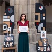 Profesora amante del arte y la historia, también interesada en enseñar idiomas y ayudar en refuerzo